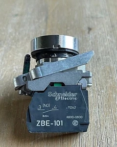 SCHNEIDER ELECTRIC BLACK PUSH BUTTON WITH ZBE-101 CONTACT BLOCK - Picture 1 of 6