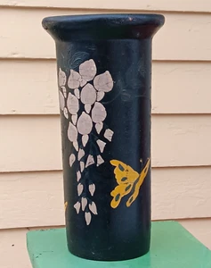Jarrón de fibra Lockport NY con mariposas florales pintadas a mano, fibra indurada 1900 - Imagen 1 de 9