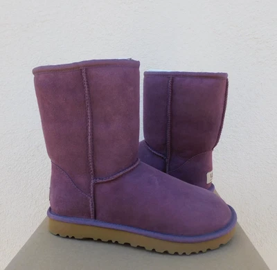 UGG 5825 RON PASAS BOTAS CLÁSICAS CORTAS DE GAMUZA/PIEL DE OVEJA, MUJER US 5/ EUR 36 NUEVAS EN CAJA Foto 1 de 4