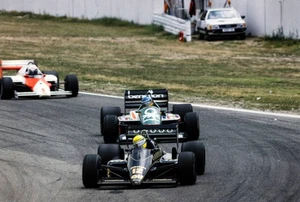 Ayrton Senna Lotus 98T Renault leads Gerhard Berger Benetton B186 - Old Photo 1 - Bild 1 von 1