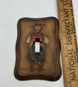 Interruptor de luz individual de madera con niño francés pintado - Imagen 1 de 1