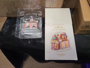 Hallmark Keepsake Sweet Shop Noelville 2006 adorno de Navidad nuevo en caja - Imagen 1 de 3