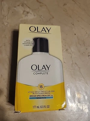 Crema hidratante diaria UV Olay Complete FPS 15 6 oz Foto 1 de 4