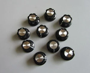 10x Gitara Mini Efekt Gałki pedałowe 6mm Czarne ze srebrną gałką nasadki do pedałów Boss - Zdjęcie 1 z 3