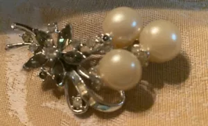 Vintage 1950’s Brooch Pin Rhinestones Faux Pearls Silver Plated Beautiful - Picture 1 of 7