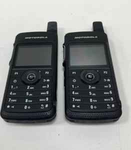 X2 Motorola SL4000 UHF avec support de transport enfichable. Appareils sans chargeurs uniquement. Fonctionne - Photo 1/1