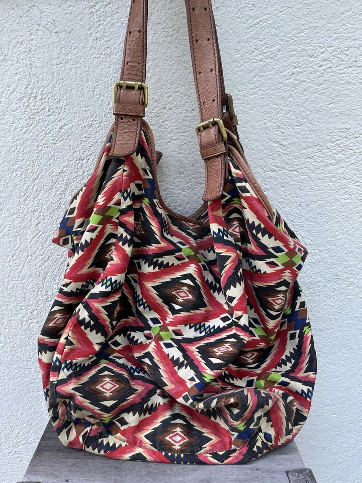 Bolso Hobo Cynthia Vincent Gran Tamaño Estampado de Lona Azteca Correa de Cuero Fin de Semana Foto 1 de 4