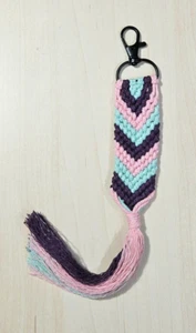 Macramé Chevron Llavero Llavero Hecho a Mano Cierre Giratorio Gancho Boho Mochila Cartera - Imagen 1 de 4