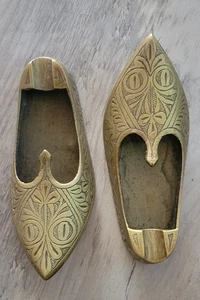 Vintage Ashtray Solid Brass Slippers Pair of Shoes Ashtray Hand Etched Wonderful - Picture 1 of 3
