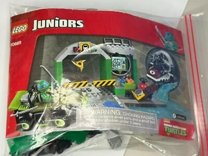 LEGO Turtle Lair Set 10669 COMPLETE - Pre-owned *NO Minifigures* w/ Instructions - Picture 1 of 11