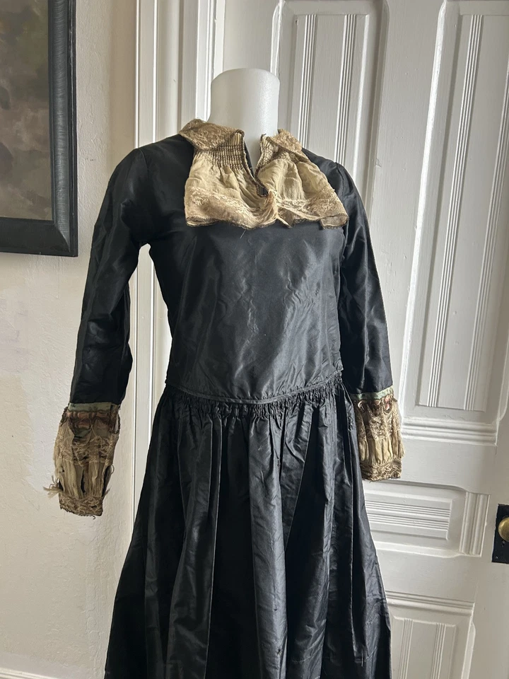 Vestido negro antiguo vintage de los años 20 con detalles de encaje y cinta de Betty Wales Foto 1 de 4