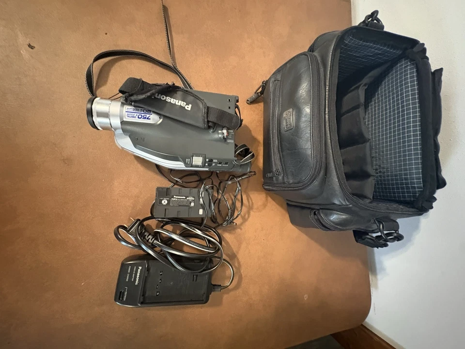 Panasonic PV-L452VHS-C Video Palm Camcorder 750x Digital Zoom VCR Bundle TESTED - Image 1 of 4