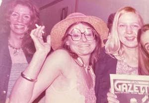 1970s Pretty College Girls Smoking Atlanta Gazette Newspaper Original Photo P3r4 - Bild 1 von 9