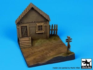 Perro Negro 1/72 Casa de Pueblo Ruso Sección Frontal cerca de Carretera Base Diorama D72008 - Imagen 1 de 1