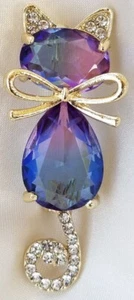 Katze Brosche Anstecknadel, Kristall Strass Farbverlauf blau rosa auf gold Metall Tiermotiv - Bild 1 von 7