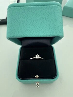 Anillo de compromiso Tiffany & Co de platino redondo de 0,23 quilates Foto 1 de 4