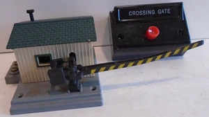 Gilbert American Flyer #35702 HO gauge OPERATING crossing gate WITH CONTROLLER - Picture 1 of 6