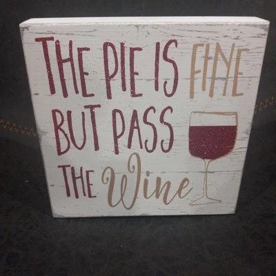 Letrero de madera blanco con brillo rosa "The Pie Is Fine But Pass" de 8 pulgadas x 8 pulgadas Foto 1 de 2