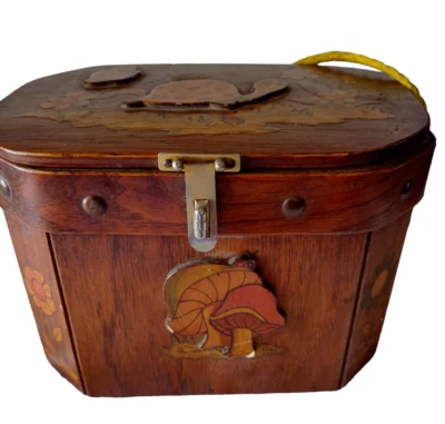 Fiambrera de madera con bisagras vintage en mal estado cartera tortugas setas abeja ratón Foto 1 de 4