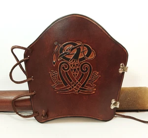Protector brazo pájaro celta cuero marrón perforado tiro con arco tradicional - Imagen 1 de 8