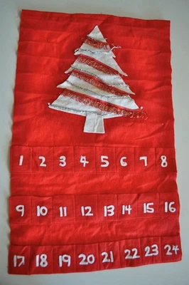 Calendario de Adviento Vintage Hecho a Mano Fieltro Rojo con Bolsillos  Foto 1 de 4