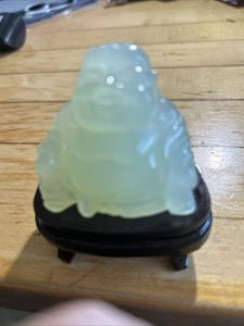 CHINESISCHE GRÜNE JADE GESCHNITZT GLÜCKLICH LACHEND SITZENDE BUDDHA STATUE FIGUR - Bild 1 von 4