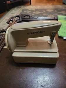 VINTAGE SINGER TOY SEWING MACHINE CHILDS PLASTIC MADE IN USA - Picture 1 of 7