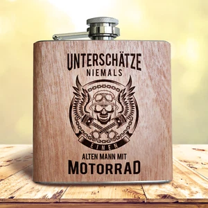 Holz Flachmann "Unterschätze niemals einen alten Mann mit Motorrad" | Geburtstag - Bild 1 von 2