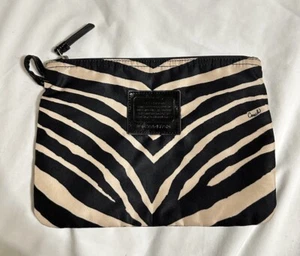 Bolsillo multifunción Coach negro tostado estampado de cebra a presión (solo bolsillo) - Imagen 1 de 5