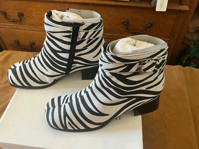  Botas para mujer AJ Valenci con cremallera lateral cebra talla 6 1/2. Nuevo en caja. Foto 1 de 4