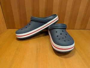 Zoccoli classici Crocs Crocband gomma blu navy con strisce rosse scarpe acqua taglia M13 - Foto 1 di 9