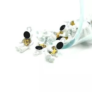 1, 4, 20 or 50 BULK pcs White Sitting Astronaut Charms - US Seller - WH1196 - Picture 1 of 4