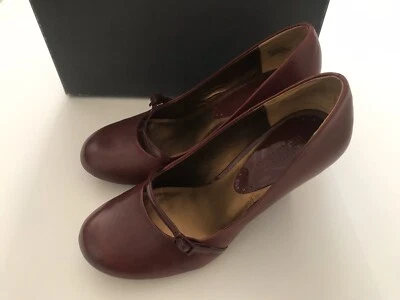 Kenneth Cole Reaction Women’s Red Heels Pumps, Size 6, Leather - Image 1 of 4