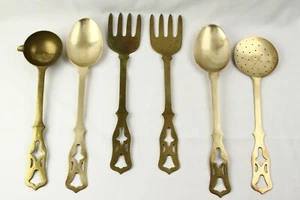 Vintage 6 Piece Brass Hanging Utensils Wall Decoration 18” - Foto 1 di 8