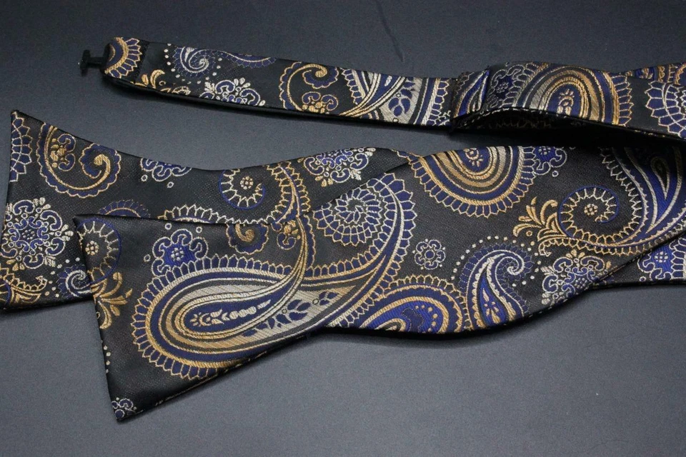 Pajarita. Pajarita ajustable negra con azul marrón cachemir. Foto 1 de 3