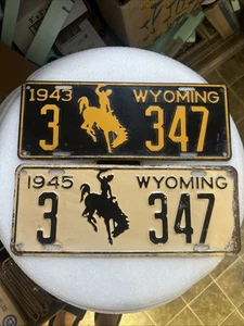 Targhe Wyoming 1943 e 1945 contea di Sheridan 3-347 Bucking Horse abbinate - Foto 1 di 9