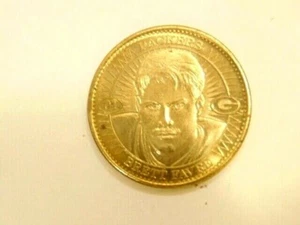 1997 Mint Collection Football- Q.B. Club brass colored coin:  Brett Favre  - Picture 1 of 5