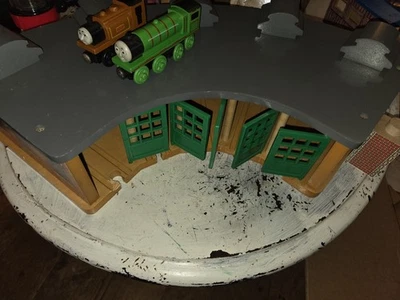 Lote de juguetes de trenes de madera ROUNDHOUSE Thomas & Friends +  Foto 1 de 4