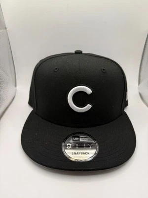 Gorra New Era 9Fifty Chicago Cubs negra/blanca ajustable con cierre a presión Foto 1 de 4