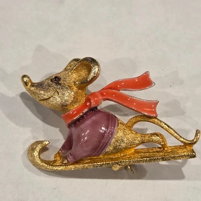 Ratón en trineo vintage tono dorado con suéter/bufanda esmalte broche/alfiler Navidad Foto 1 de 3