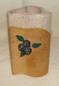 Jarrón pequeño de cerámica artística de arándanos con forma triangular firmado - Imagen 1 de 6