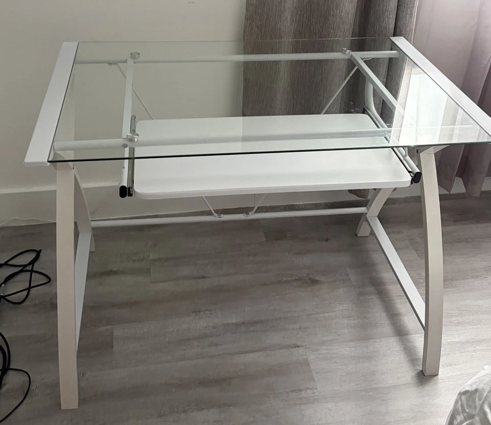 Mesa de vidro branco com bandeja de teclado - Imagem 1 de 4