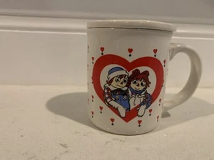 Taza coleccionable vintage Raggedy Ann and Andy con tapa - Imagen 1 de 3
