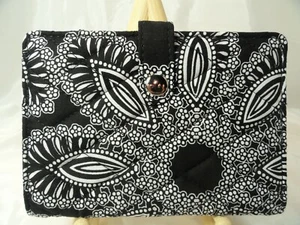 Vera Bradley's TRAVEL WALLET in BLANCO BOUQUET Pattern, Purse, NWT - Picture 1 of 11