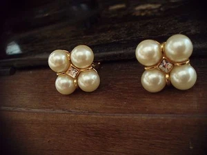 Pendientes de clip vintage con racimo de perlas y cristal cuadrado chapados en oro. Firmado - Imagen 1 de 5