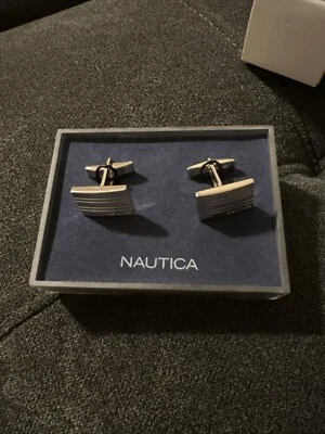 Gemelos rectangulares acanalados diseño de líneas grabadas tono plata Nautica Foto 1 de 2