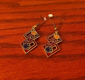Pendientes Cloisonné Rojo Escarlata Doble Diamante Tono Dorado Floral Estilo Asiático - Imagen 1 de 3