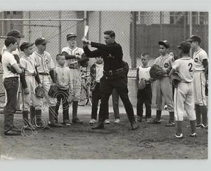 Béisbol @ the PAL con niños y policías Foto de prensa deportiva PIX de la década de 1950 de EE. UU. - Imagen 1 de 2