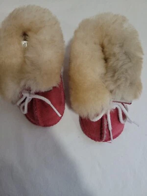 Mocassim Minnetonka pele de carneiro bebê rosa tamanho 1 botas de couro e lã menina - Imagem 1 de 4