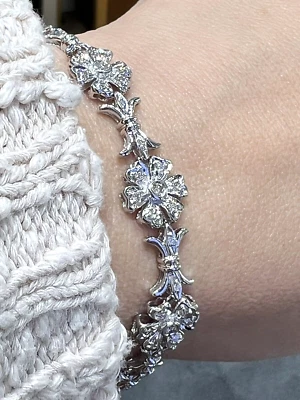 Brazalete de diamantes de oro blanco de 18 quilates Foto 1 de 4